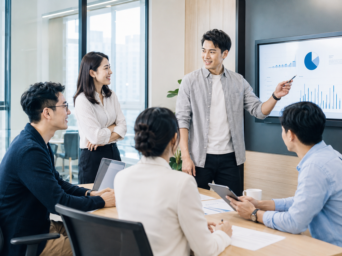 チームでプレゼンテーションを行う様子