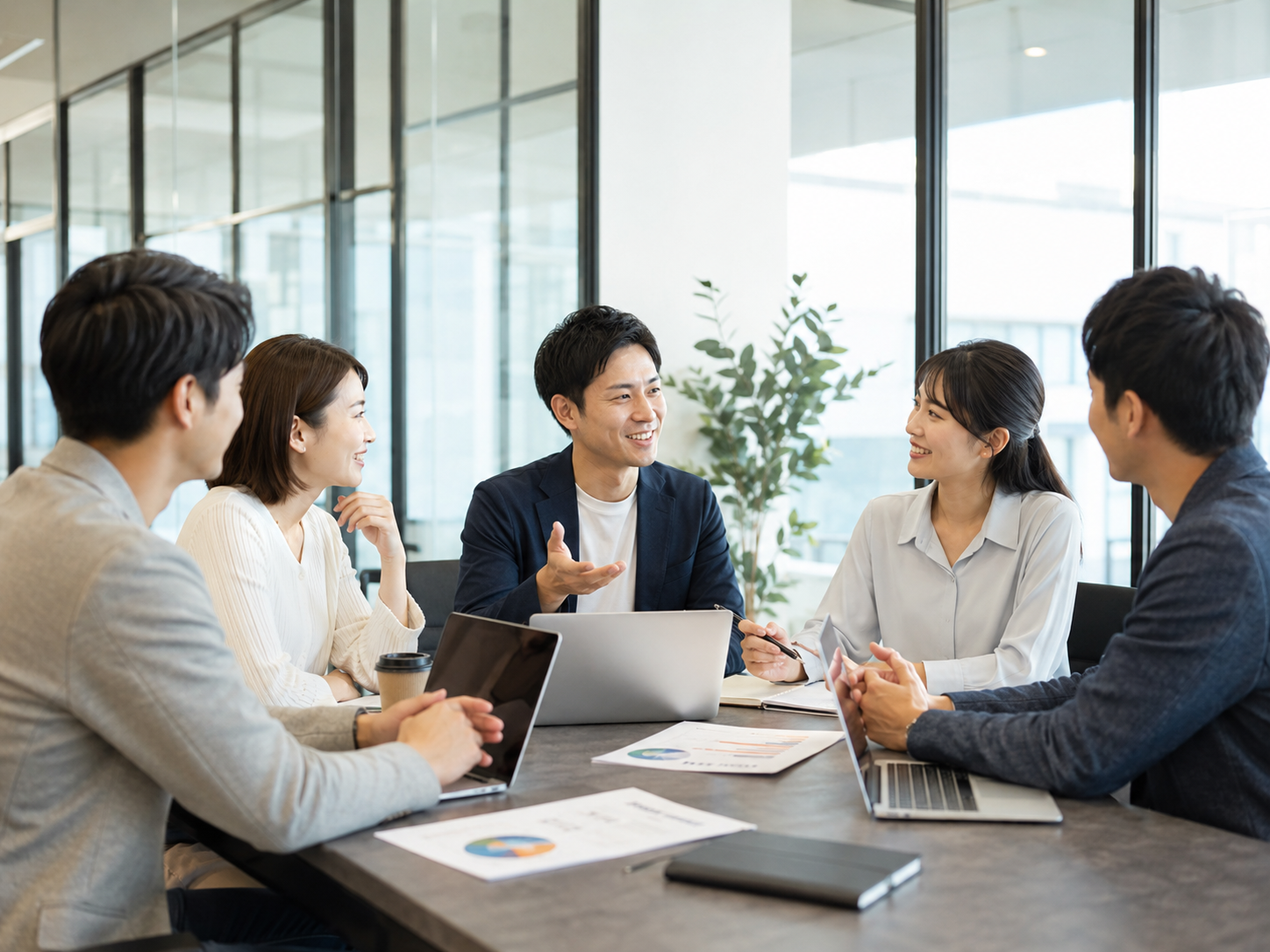 テーブルを囲んで話し合うRARCSのチームイメージ